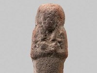 Aeg T 53  Aeg T 53, Dritte Zwischenzeit, Uschebti, Roter Ton, H 5,9 cm, B 2,0 cm, T 1,8 cm : Bestandskatalog Ägypten, Museumsfoto: Claus Cordes